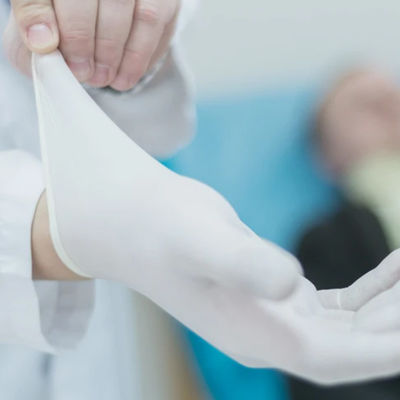 Les gants chirurgicaux de main sûre de SIGNO/saupoudrent les gants libres 100pcs/box d'examen de latex