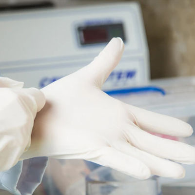 Le latex d'ODM d'OEM a saupoudré les gants chirurgicaux/gants synthétiques de latex
