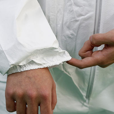 Combinaisons jetables 50gsm d'hôpital non-tissé de polypropylène avec le chapeau et la couverture de pied